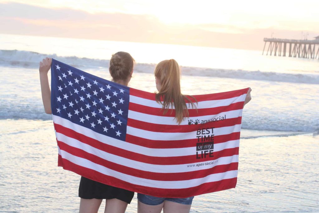 2 Frauen am Strand mit Amerikanischer Flagge