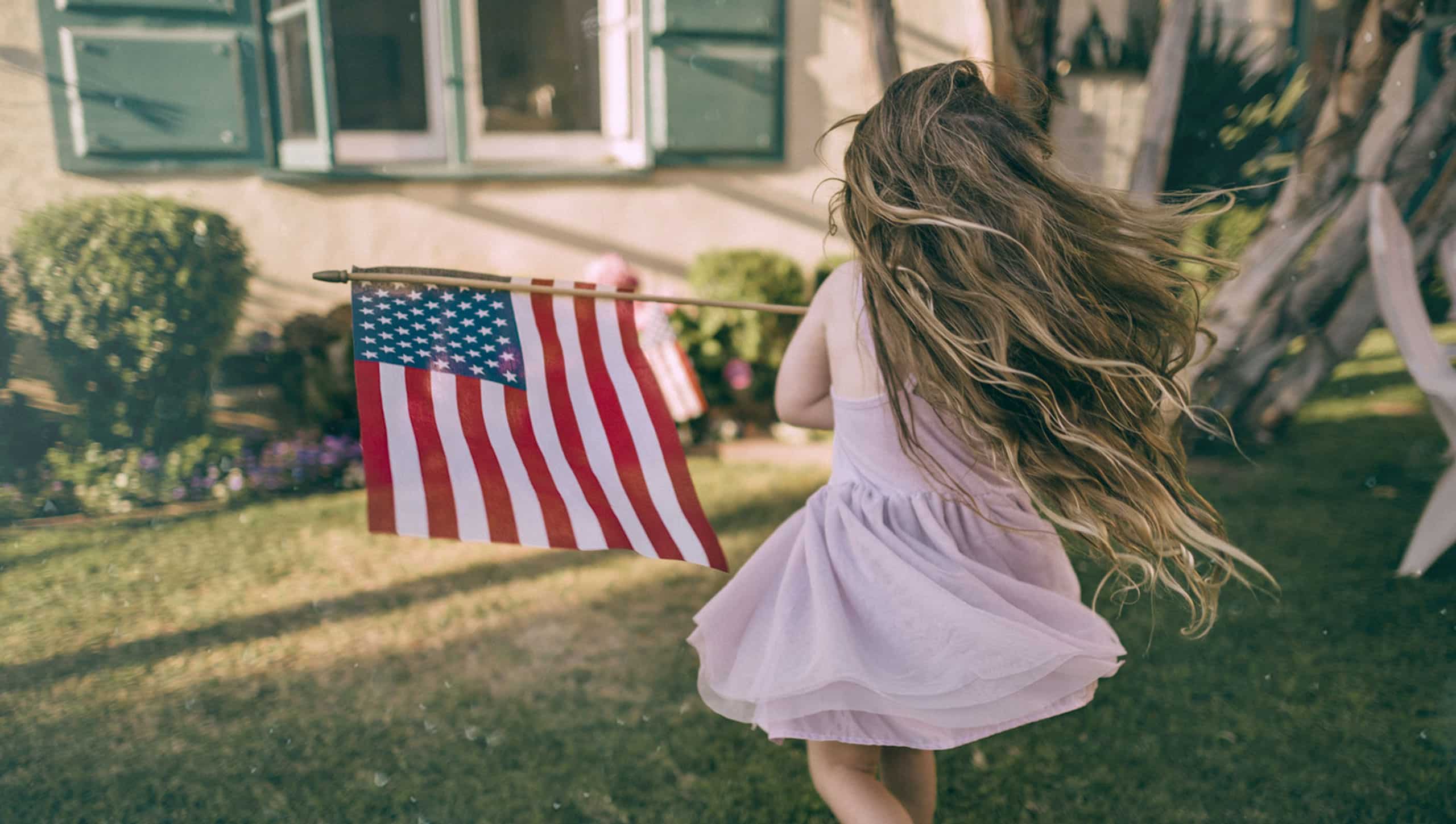 Ein kleines Mädchen mit einer amerikanischen Flagge
