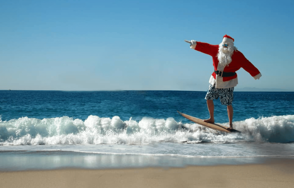 Santa surft im Meer
