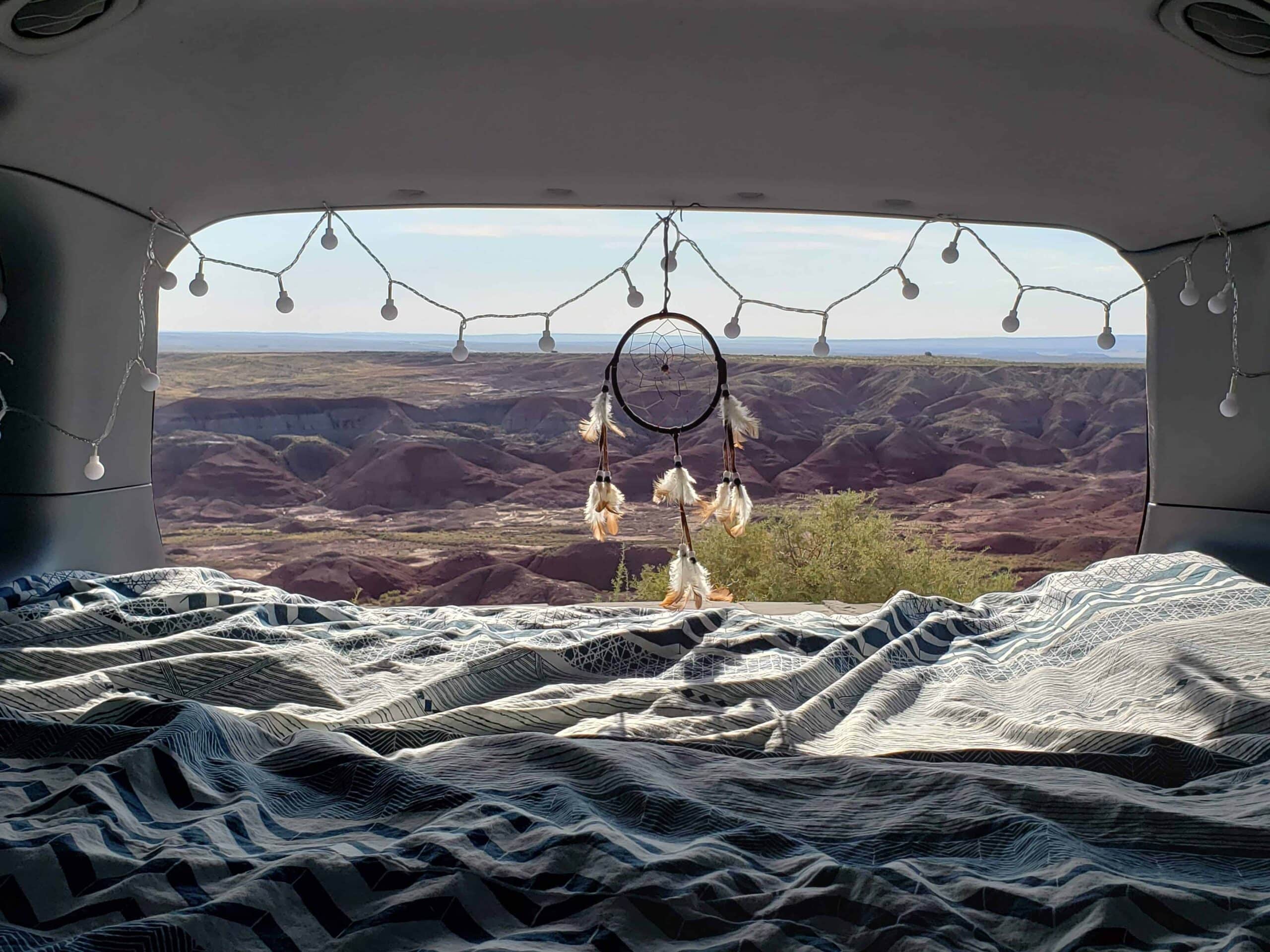Sicht aus dem Kofferraum eines Autos auf eine Wüste