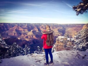 Eine Frau vor dem Grand Canyon