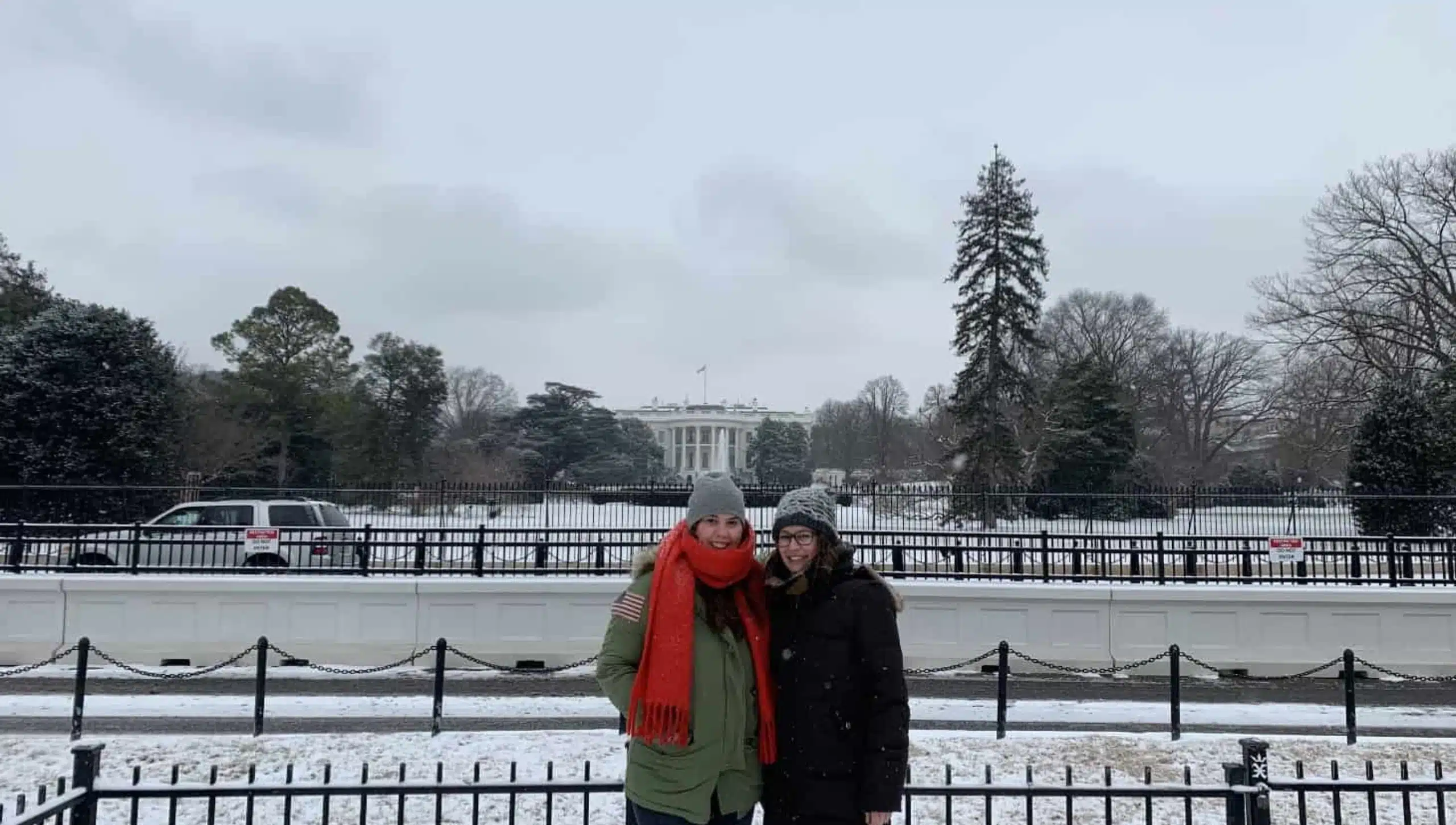 2 Frauen im Schnee vor dem Weißen Haus